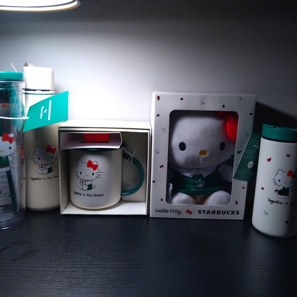2025 Hello Kitty x Starbucks Collaboration 5 Piece Holiday Set Limited Edition